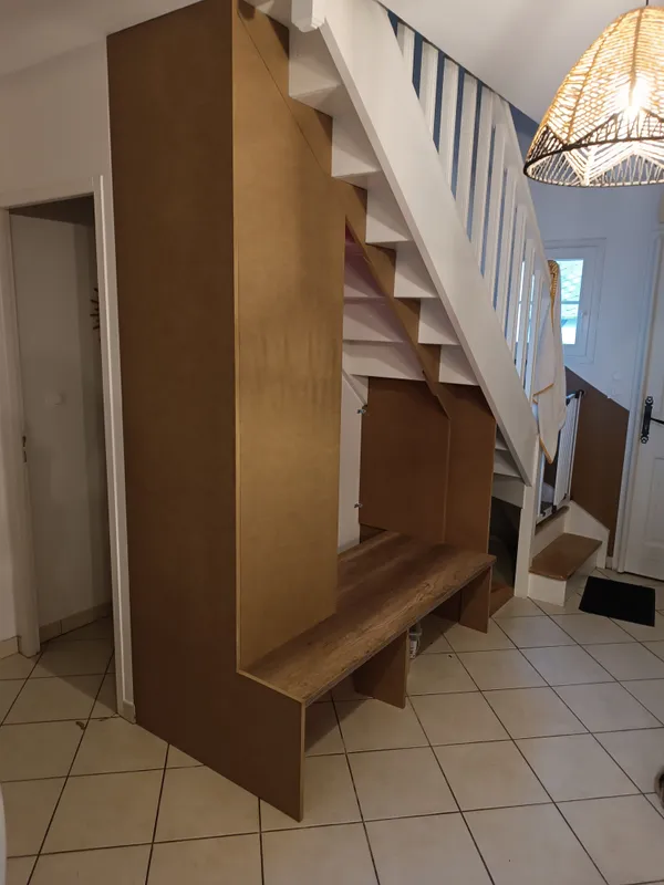Meuble sur mesure sous escalier, pendant le chantier