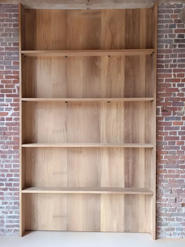 Bibliothèque et habillage mural en bois massif