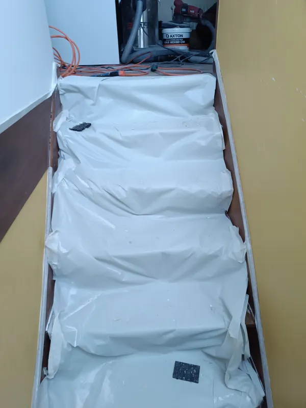 Réparation de mur dans une trémie d'escalier, pendant le chantier