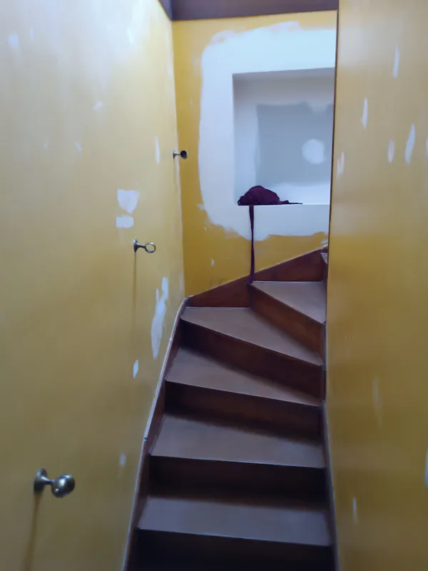 Réparation de mur dans une trémie d'escalier, photo 1
