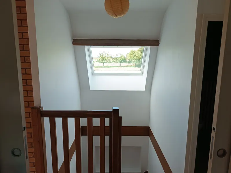 Réparation de mur dans une trémie d'escalier